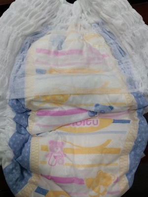O bebê da tela não tecida levanta a categoria descartável B do tecido das calças